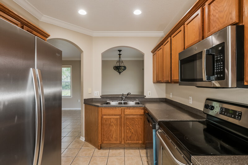 2,335/Mo, 12504 Evington Point Dr Riverview, FL 33579 Kitchen View