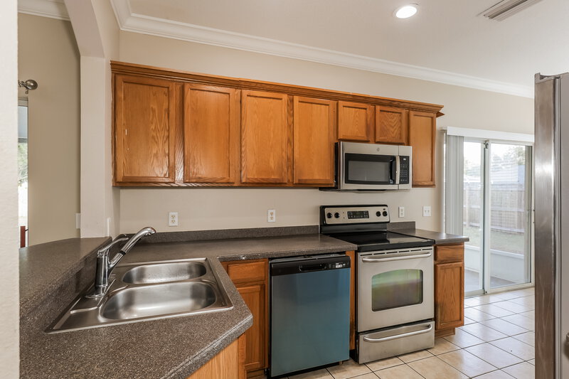 2,335/Mo, 12504 Evington Point Dr Riverview, FL 33579 Kitchen View 2