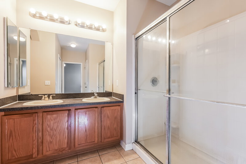 2,335/Mo, 12504 Evington Point Dr Riverview, FL 33579 Main Bathroom View