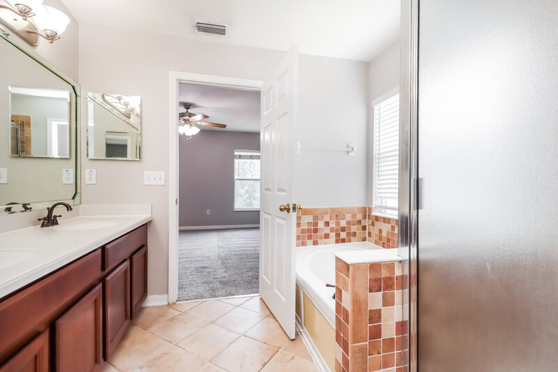 2,565/Mo, 6355 Desert Peace Ave Land O Lakes, FL 34639 Main Bathroom View