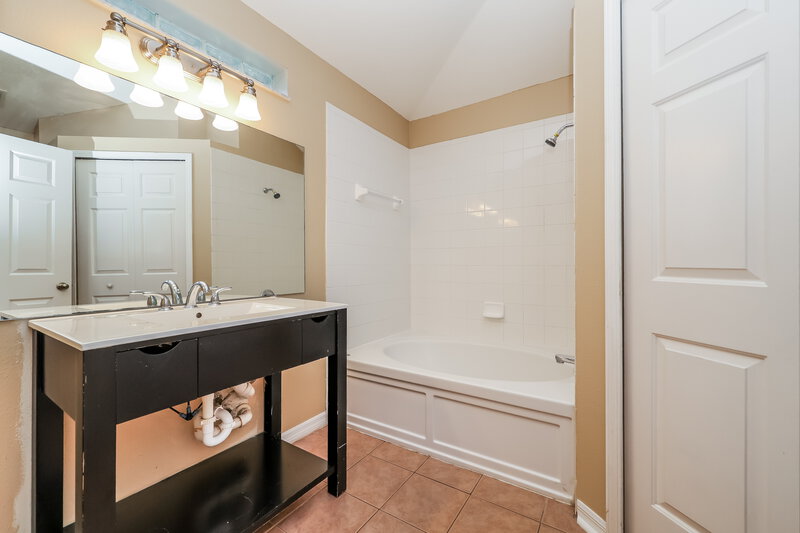 1,995/Mo, 6708 Summer Haven Dr Riverview, FL 33578 Main Bathroom View
