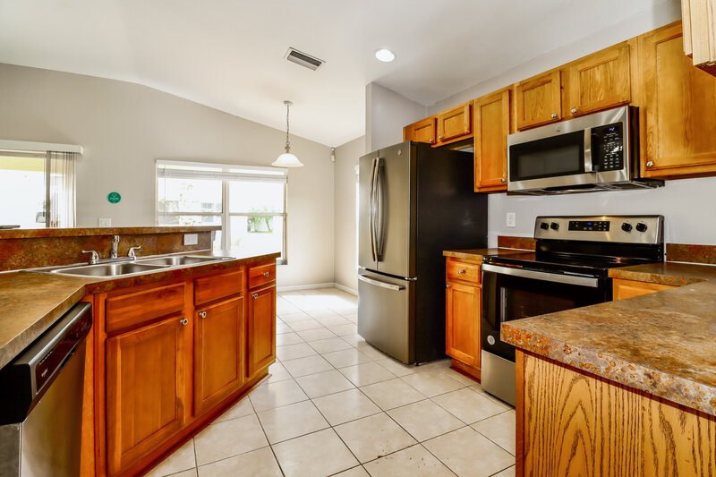 2,235/Mo, 11903 Autumn Creek Dr Riverview, FL 33569 Kitchen View