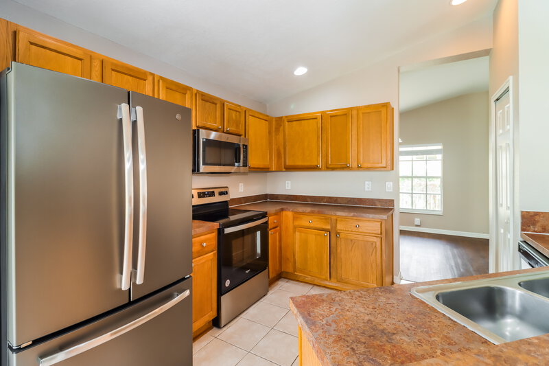 2,235/Mo, 11903 Autumn Creek Dr Riverview, FL 33569 Kitchen View 3