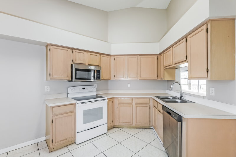 1,875/Mo, 4706 N Dawnmeadow Ct Plant City, FL 33566 Kitchen View