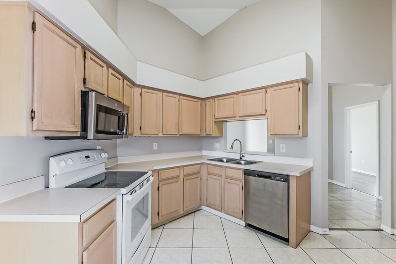 1,875/Mo, 4706 N Dawnmeadow Ct Plant City, FL 33566 Kitchen View 2