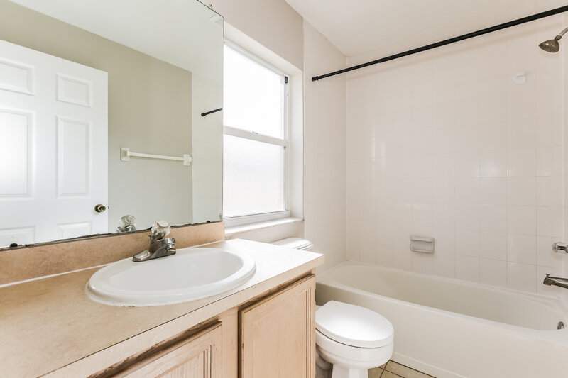 1,875/Mo, 4706 N Dawnmeadow Ct Plant City, FL 33566 Main Bathroom View