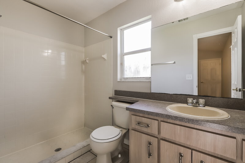 1,825/Mo, 2738 Hickory Ridge Dr Lakeland, FL 33813 Main Bathroom View