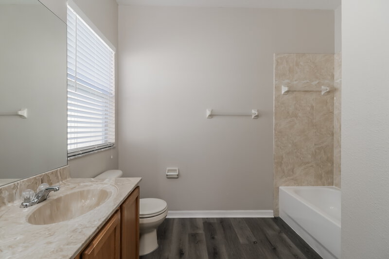 2,210/Mo, 3207 Downan Point Dr Land O Lakes, FL 34638 Main Bathroom View