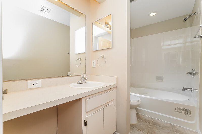 2,110/Mo, 2132 Ridgemore Dr Valrico, FL 33594 Main Bathroom View