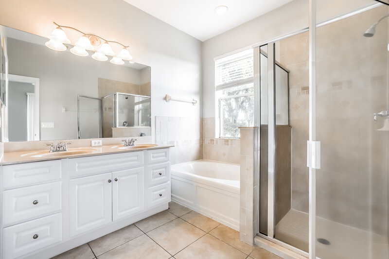 2,240/Mo, 2459 Hamlet Cir Lakeland, FL 33810 Main Bathroom View
