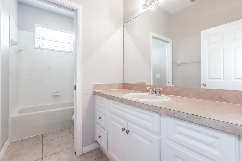 2,240/Mo, 2459 Hamlet Cir Lakeland, FL 33810 Bathroom View