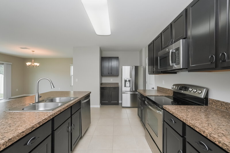 2,635/Mo, 10145 Geese Trail Cir Sun City Center, FL 33573 Kitchen View