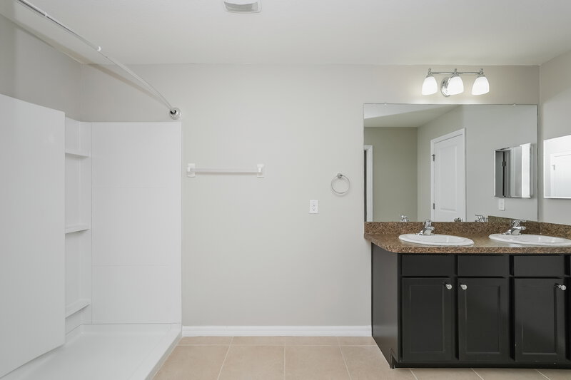 2,635/Mo, 10145 Geese Trail Cir Sun City Center, FL 33573 Main Bathroom View