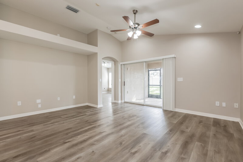 0/Mo, 433 Down Pine Dr Seffner, FL 33584 Family Room View