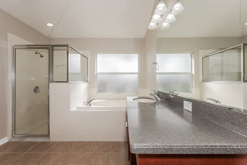 0/Mo, 433 Down Pine Dr Seffner, FL 33584 Main Bathroom View