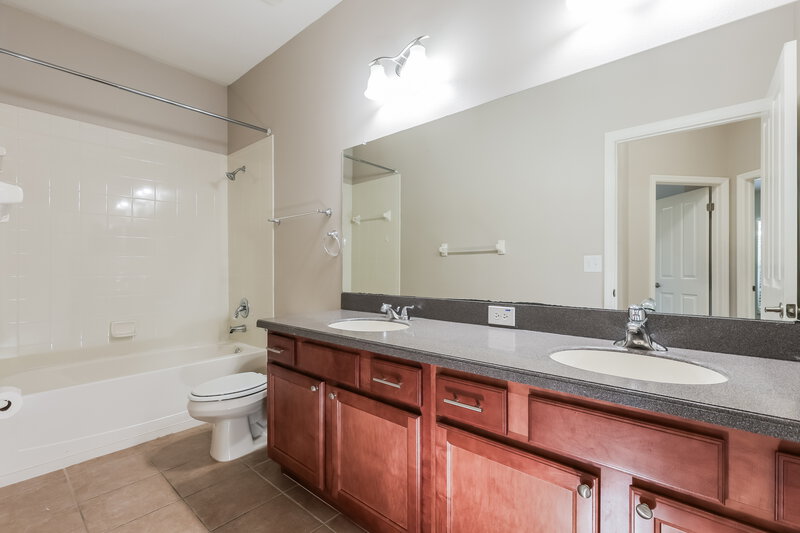 0/Mo, 433 Down Pine Dr Seffner, FL 33584 Bathroom View