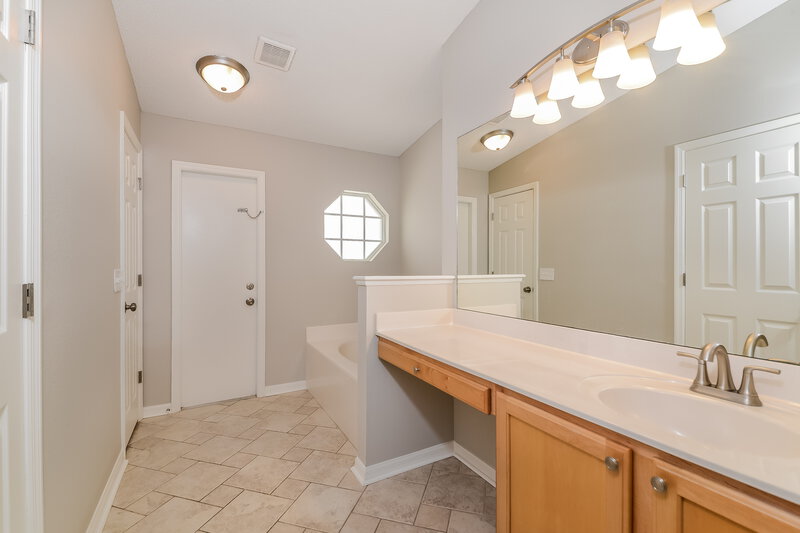 2,240/Mo, 4705 Dragon Tail Ct Valrico, FL 33594 Main Bathroom View