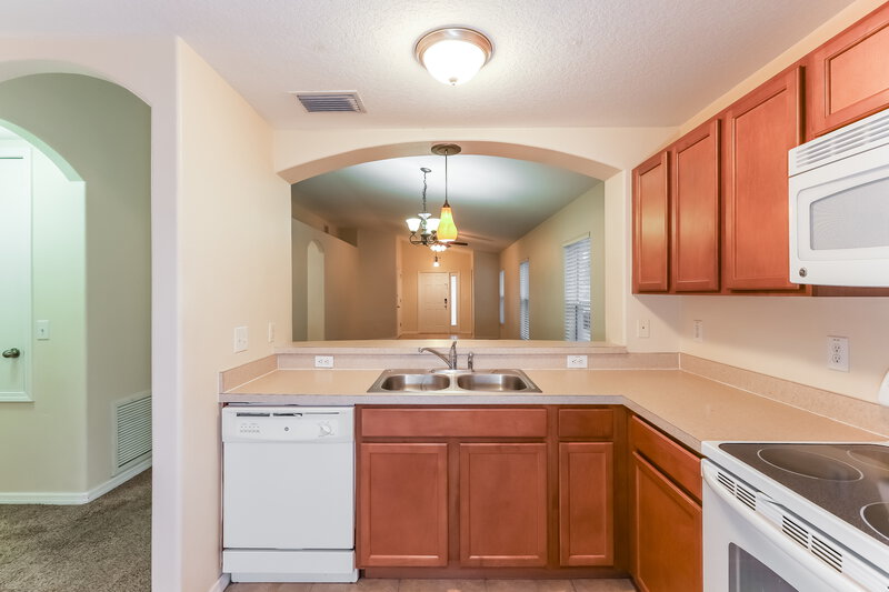 1,810/Mo, 2205 Colville Chase Dr Ruskin, FL 33570 Kitchen View