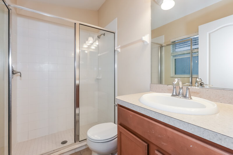 1,810/Mo, 2205 Colville Chase Dr Ruskin, FL 33570 Main Bathroom View