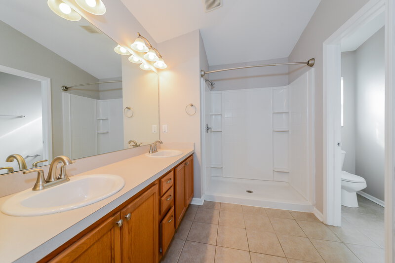 2,305/Mo, 1131 Seminole Sky Dr Ruskin, FL 33570 Main Bathroom View