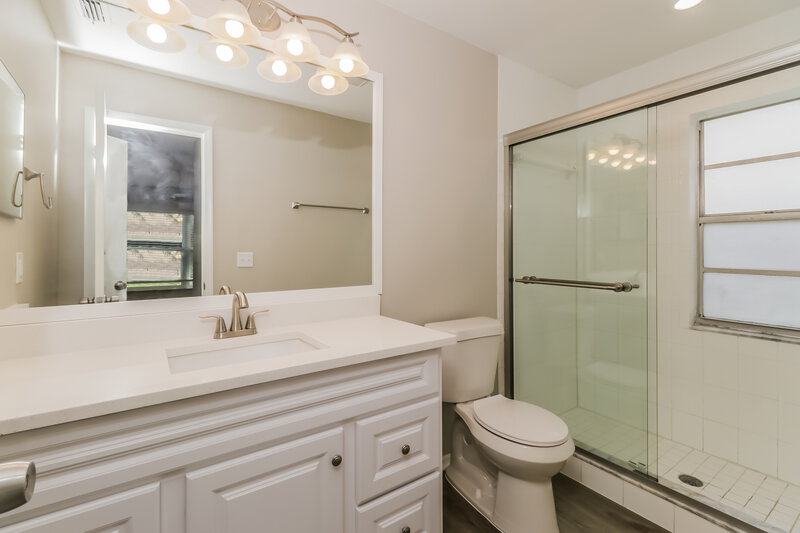 2,310/Mo, 1526 Baker Rd Lutz, FL 33559 Main Bathroom View 2