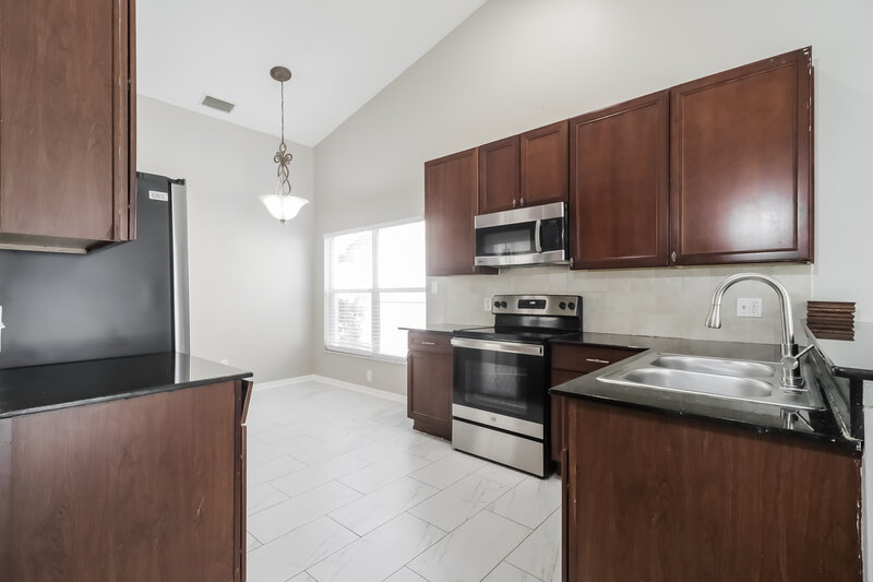 2,450/Mo, 9765 Fox Hollow Rd Tampa, FL 33647 Kitchen View 2