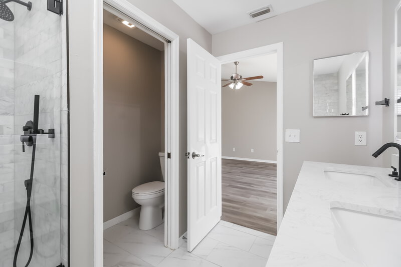 2,450/Mo, 9765 Fox Hollow Rd Tampa, FL 33647 Main Bathroom View 2