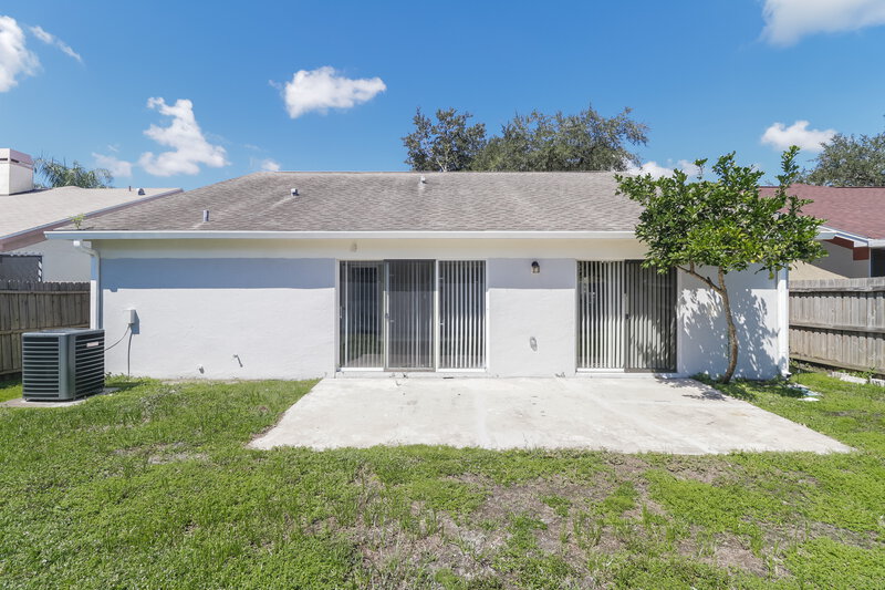 2,450/Mo, 9765 Fox Hollow Rd Tampa, FL 33647 Rear View