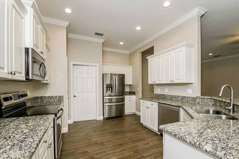 2,015/Mo, 4388 Winding Oaks Cir Mulberry, FL 33860 Kitchen View 2