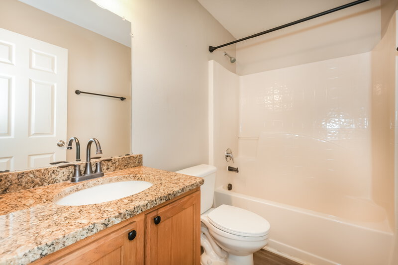 1,965/Mo, 939 Brenton Leaf Dr Ruskin, FL 33570 Bathroom View