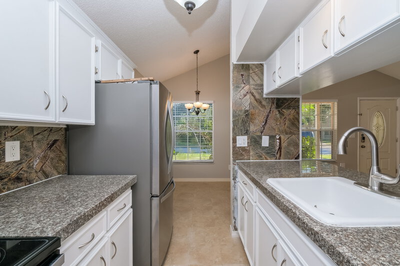 2,310/Mo, 619 Bellingham Pl Palm Harbor, FL 34684 Kitchen View 2