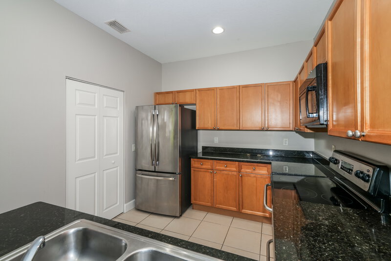 1,950/Mo, 6516 Quiet Pool Ct Apollo Beach, FL 33572 Kitchen View 2
