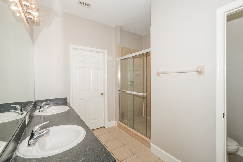 1,950/Mo, 6516 Quiet Pool Ct Apollo Beach, FL 33572 Main Bathroom View
