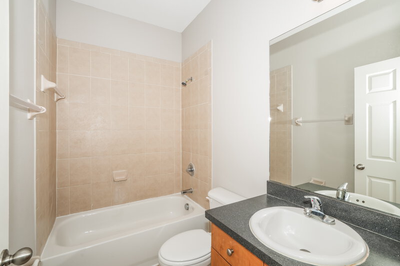 1,950/Mo, 6516 Quiet Pool Ct Apollo Beach, FL 33572 Bathroom View