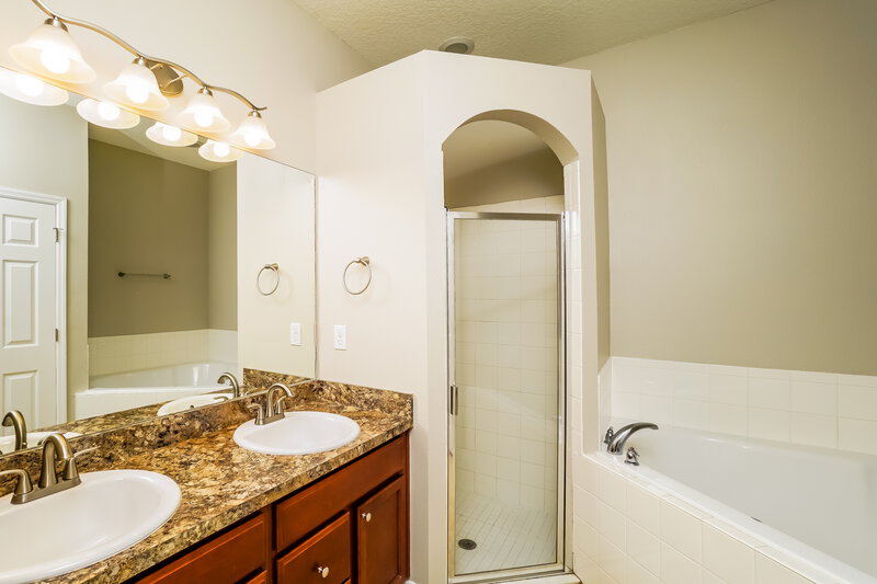 2,125/Mo, 6550 Wirevine Dr Brooksville, FL 34602 Main Bathroom View