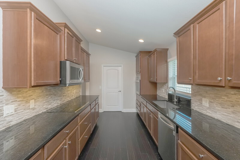 2,500/Mo, 10825 Standing Stone Dr Wimauma, FL 33598 Kitchen View