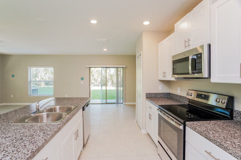 2,285/Mo, 7220 Spring Snowflake Avenue Tampa, FL 33619 Kitchen View