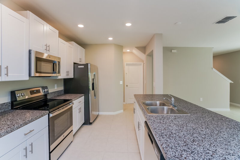 2,285/Mo, 7220 Spring Snowflake Avenue Tampa, FL 33619 Kitchen View 2