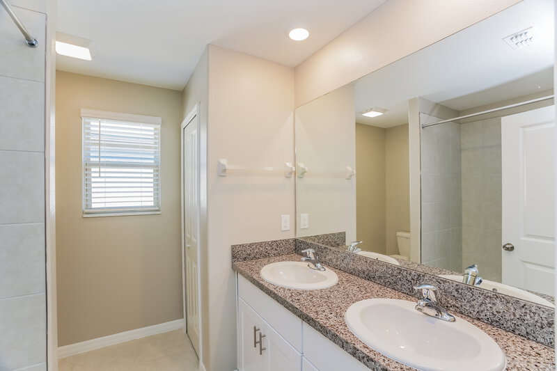 2,285/Mo, 7220 Spring Snowflake Avenue Tampa, FL 33619 Main Bathroom View