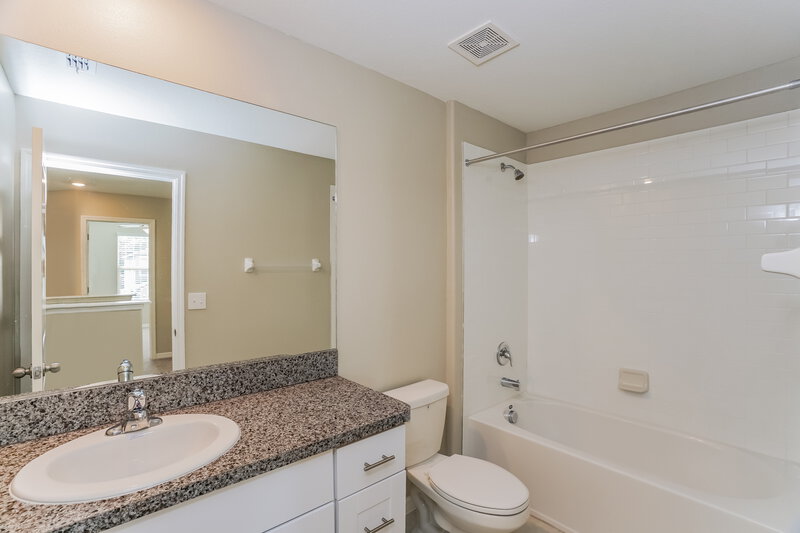 2,285/Mo, 7220 Spring Snowflake Avenue Tampa, FL 33619 Bathroom View 2