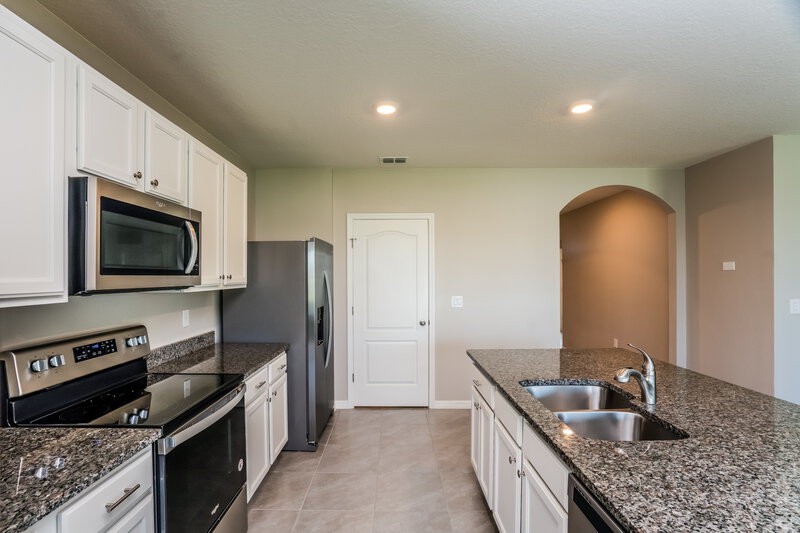 2,370/Mo, 5620 Peace River Dr Lakeland, FL 33811 Kitchen View 2