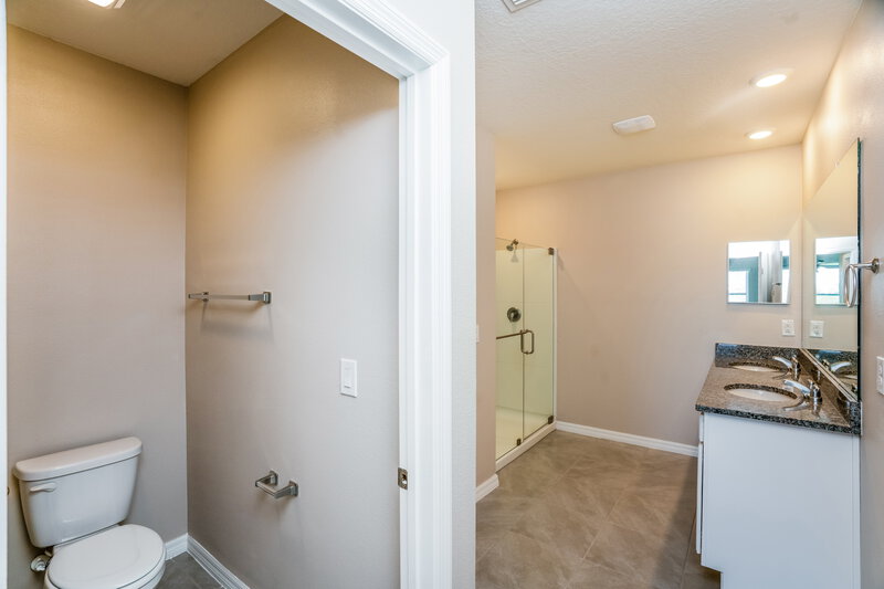 2,370/Mo, 5620 Peace River Dr Lakeland, FL 33811 Main Bathroom View 2