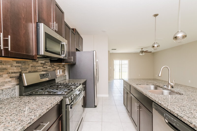 2,800/Mo, 9646 Lemon Drop Loop Ruskin, FL 33573 Kitchen View