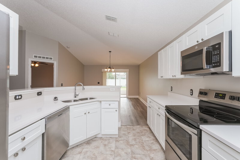 2,045/Mo, 5632 Oakwood Knoll Dr Lakeland, FL 33811 Kitchen View