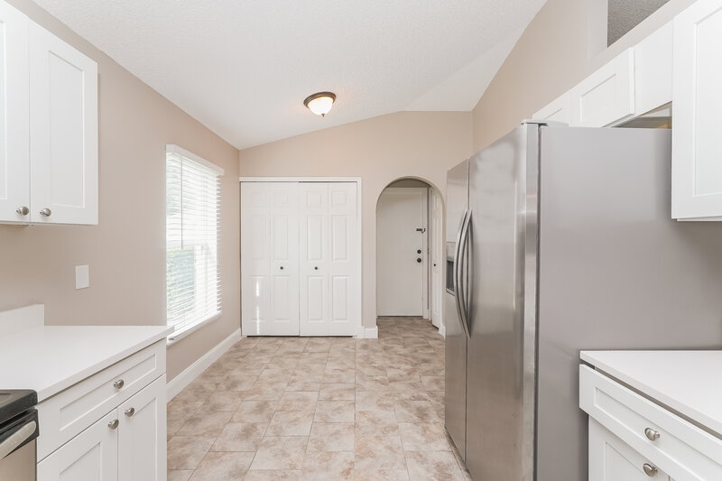 2,045/Mo, 5632 Oakwood Knoll Dr Lakeland, FL 33811 Kitchen View 2