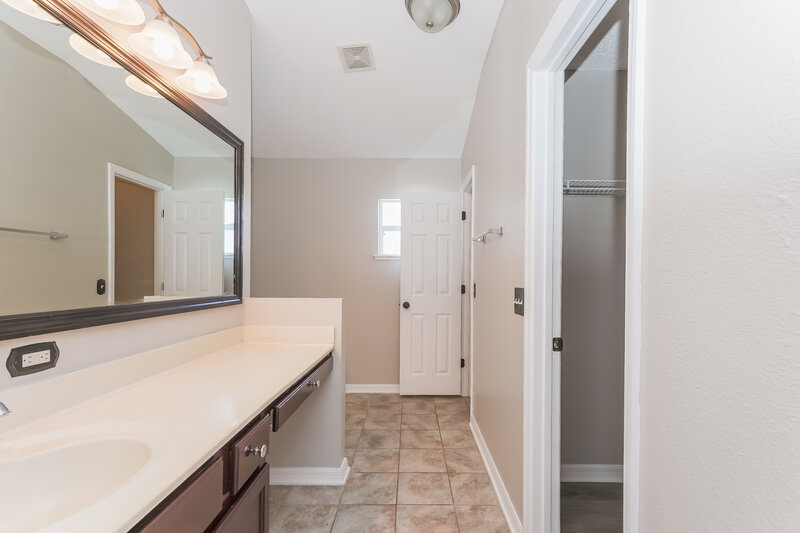 2,045/Mo, 5632 Oakwood Knoll Dr Lakeland, FL 33811 Main Bathroom View