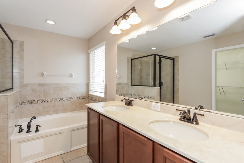 3,100/Mo, 16409 Egret Crossing Ln Lithia, FL 33547 Main Bathroom View
