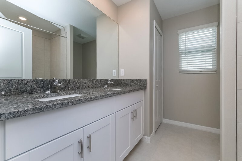 2,635/Mo, 7312 Spring Snowflake Ave Tampa, FL 33619 Main Bathroom View