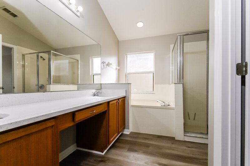 1,965/Mo, 2603 Whitewood Rd Mulberry, FL 33860 Main Bathroom View