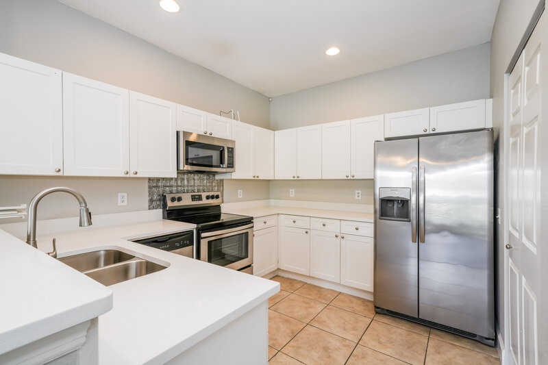 1,885/Mo, 6527 Quiet Pool Ct Apollo Beach, FL 33572 Kitchen View